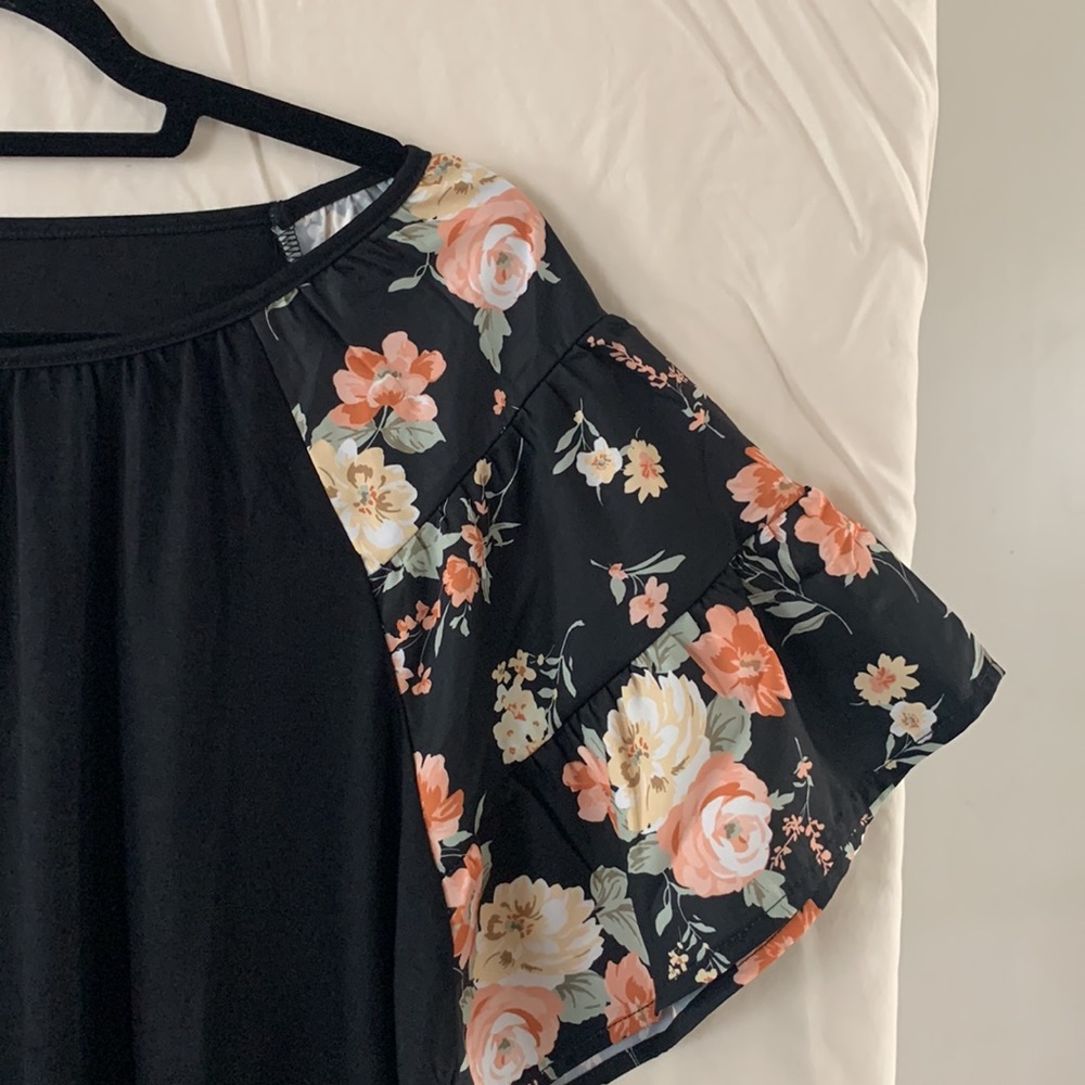 New in bag black tunic with peach, white, yellow floral layered short sleeves - Picture 2 of 8